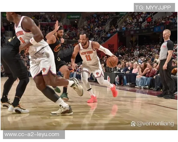 兰德尔全场最高得分22分表现出色16投7中并贡献27分8板7助3断