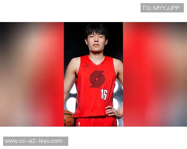 裁判赞赏杨瀚森表现出色赛后竖大拇指传递认可与鼓励 裁判赞赏杨瀚森表现出色赛后竖大拇指传递认可与鼓励