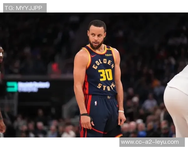 杰弗森透露库里场边加油队友坐下即感疼痛坚持站立鼓舞士气